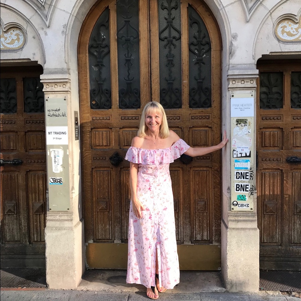 Meet your Posher, Sandy - Picture 2 of 4